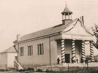 Crkva sv. Obitelji u Držićevoj, neposredno nakon izgradnje 1936. godine  Dana 23. kolovoza 1936. godine blagoslovljen je kamen temeljac za novu crkvu i odmah se pristupilo gradnji. Crkva je stavljena pod krov pred Božić 1936. godine. Da su se radovi mogli tako brzo i bez zastoja odvijati, najzaslužniji je bio tvorničar Antun Res. On je dao izraditi sve nacrte i donirao materijal koji se mogao naći u njegovoj tvornici katrana koja se nalazila u blizini. Radovima je rukovodio Tomo Jadro, građevinski poslo¬vođa. Župa je službeno utemeljena dekretom nadbiskupa dr. Antuna Bauera, 20. travnja 1937.godine. Za župnika je imenovan Petar Kovačić, dotadanji kapelan župe sv. Petra, kojemu je već prije bila povjerena organizacija poslova oko osnutka župe. Kako uz crkvu nije odmah izgrađen župni stan, za smještaj župnika i za župni ured određen je trosobni stan u Radničkoj cesti br. 16. Za red u crkvi i crkveno ruho brinule su se dvije časne sestre dominikanke. Redovita služba Božja počela se obavljati tek od Velike Gospe 1937. godine.